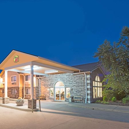 Super 8 By Wyndham Richmond Hotel Exterior photo