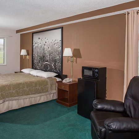 Super 8 By Wyndham Richmond Hotel Exterior photo