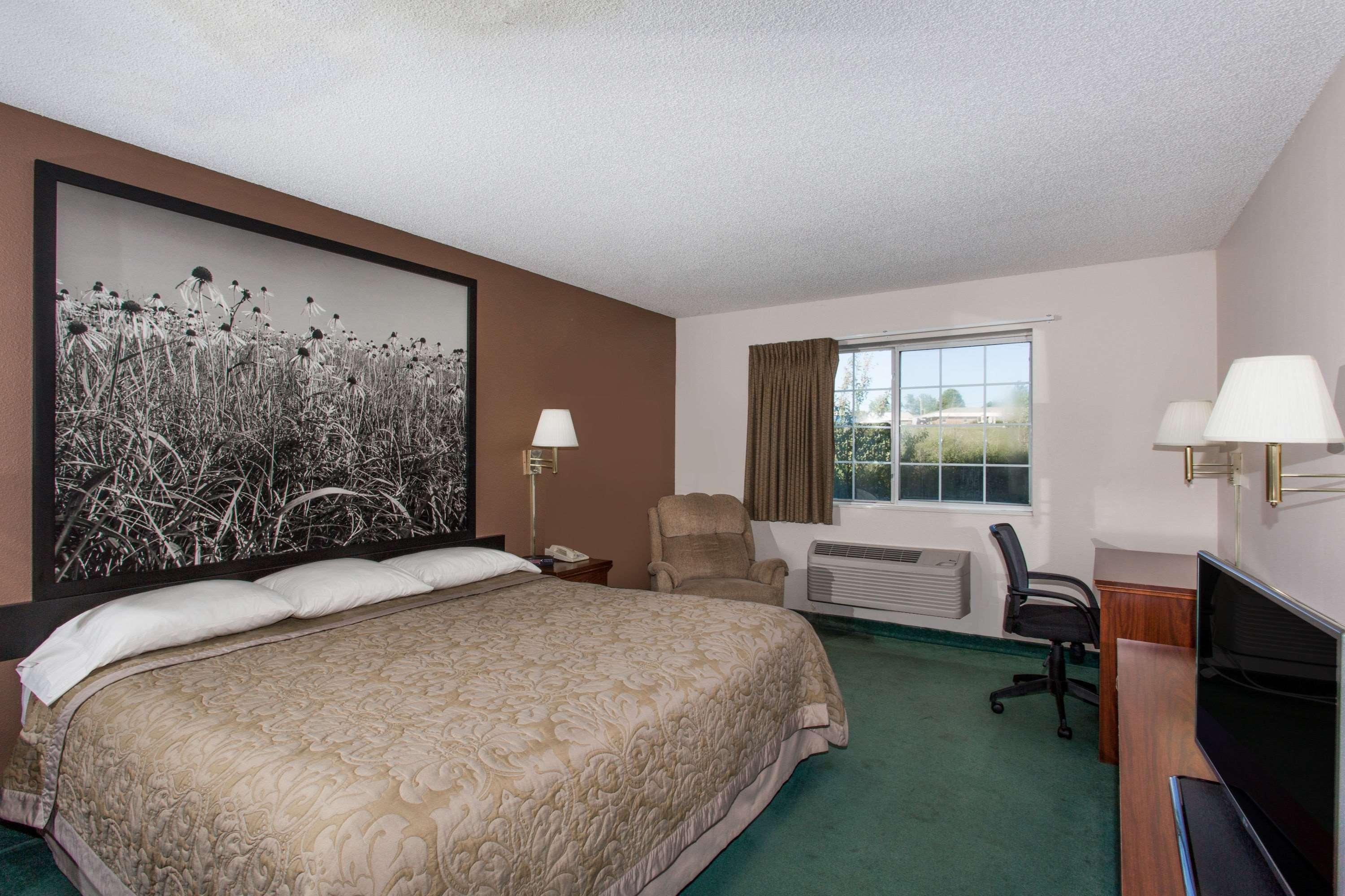Super 8 By Wyndham Richmond Hotel Exterior photo