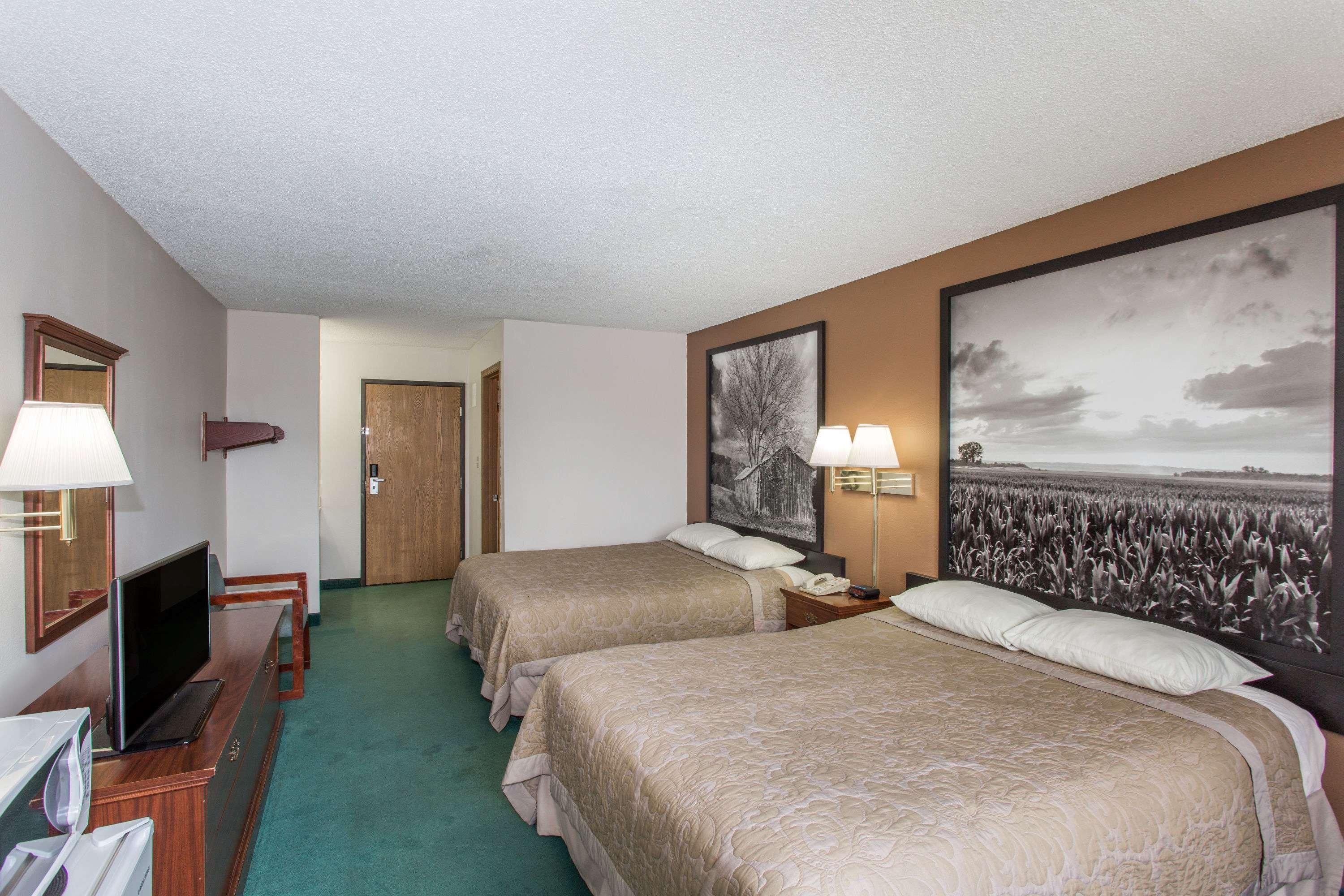 Super 8 By Wyndham Richmond Hotel Exterior photo