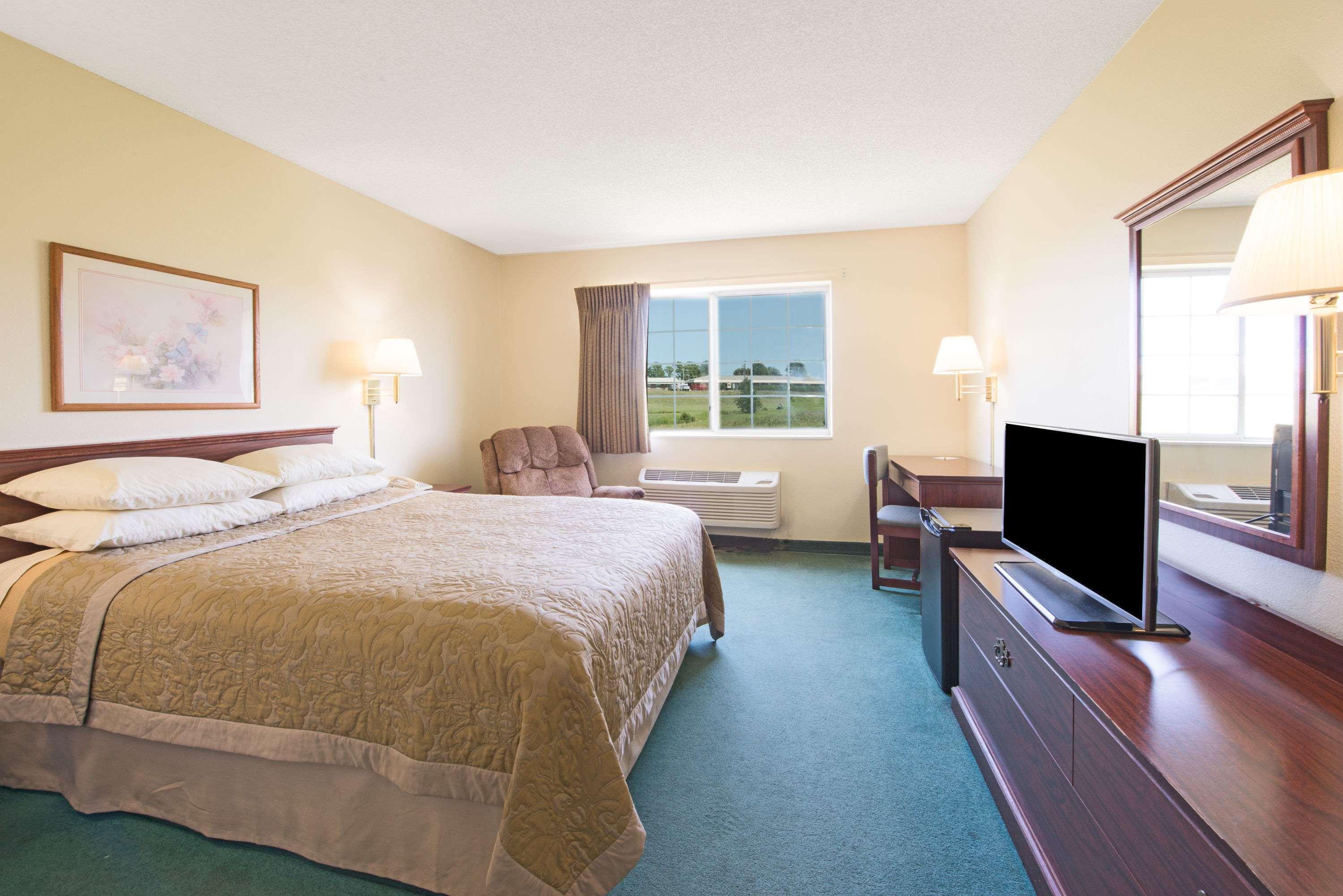 Super 8 By Wyndham Richmond Hotel Exterior photo