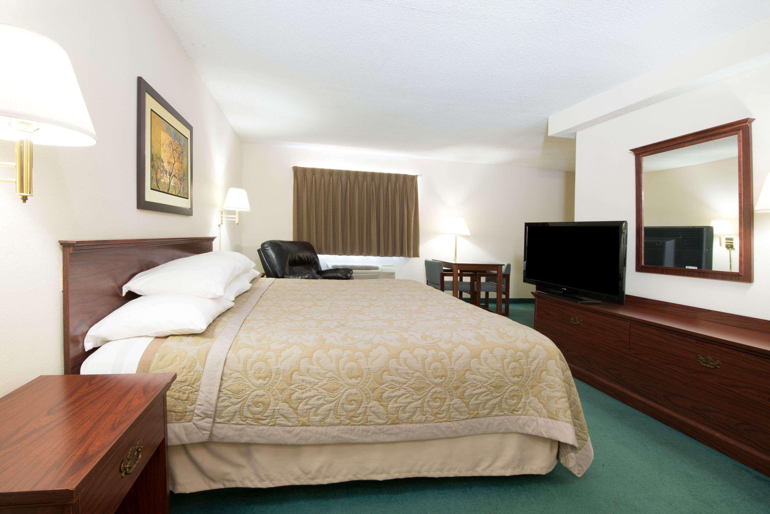 Super 8 By Wyndham Richmond Hotel Exterior photo