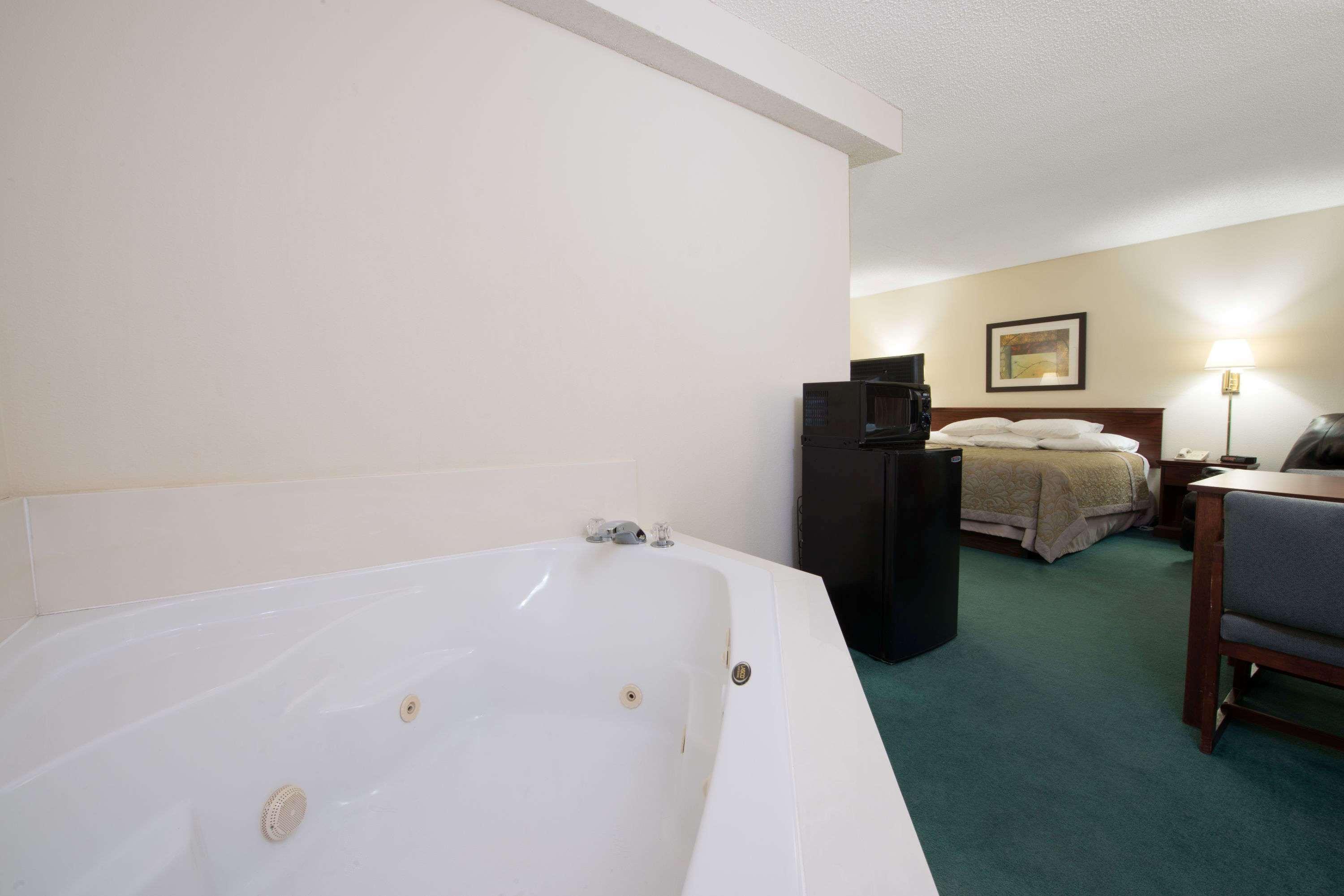 Super 8 By Wyndham Richmond Hotel Exterior photo