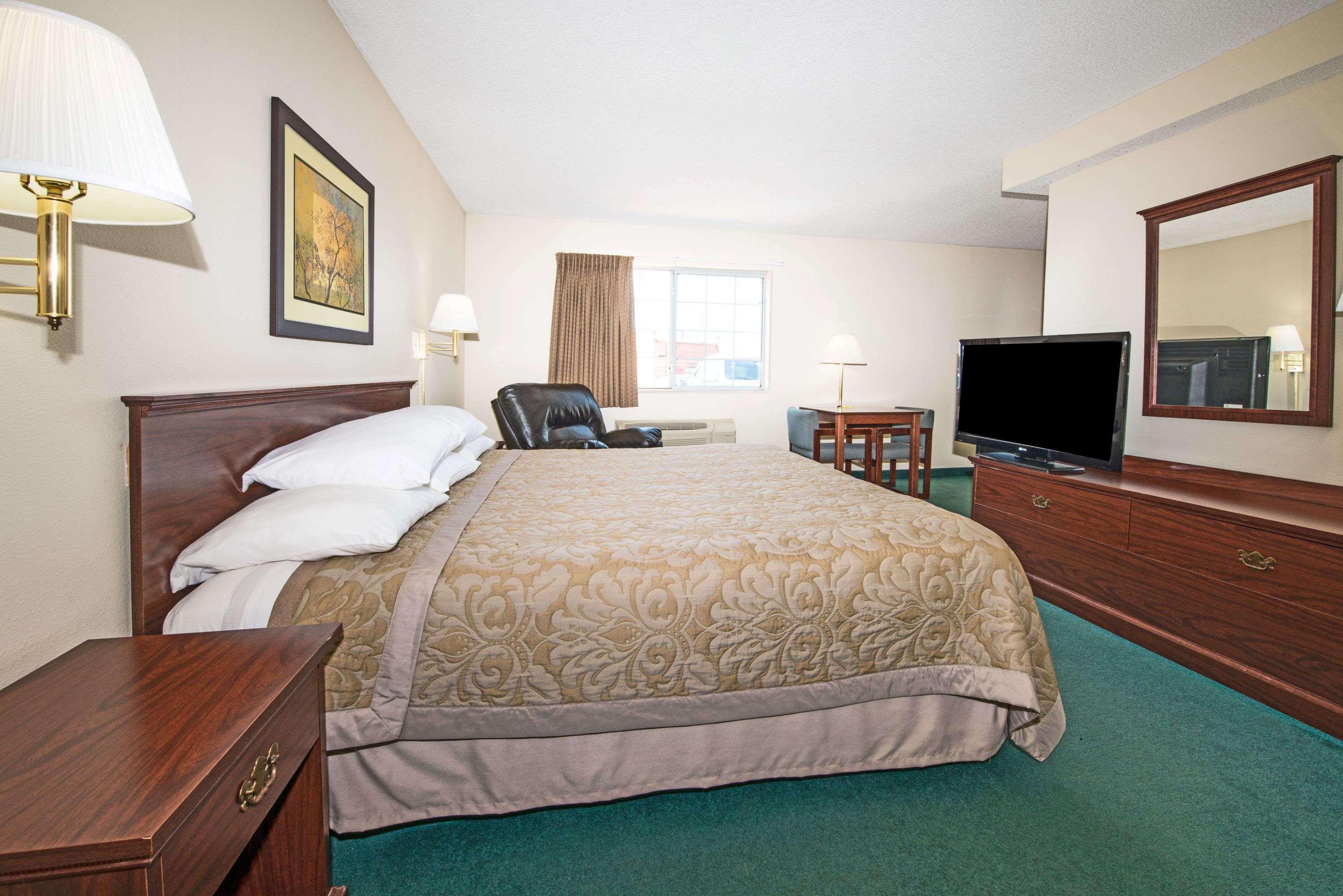 Super 8 By Wyndham Richmond Hotel Exterior photo