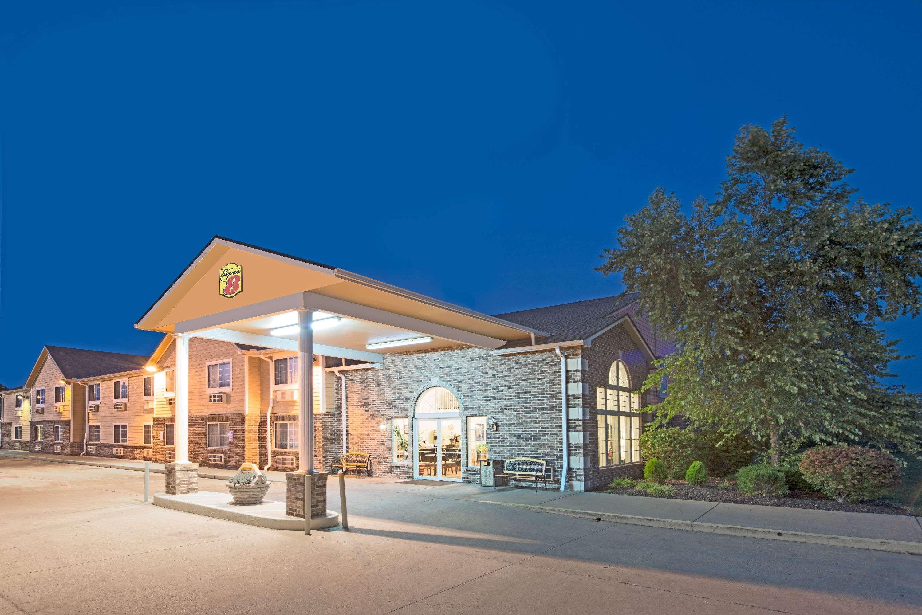 Super 8 By Wyndham Richmond Hotel Exterior photo