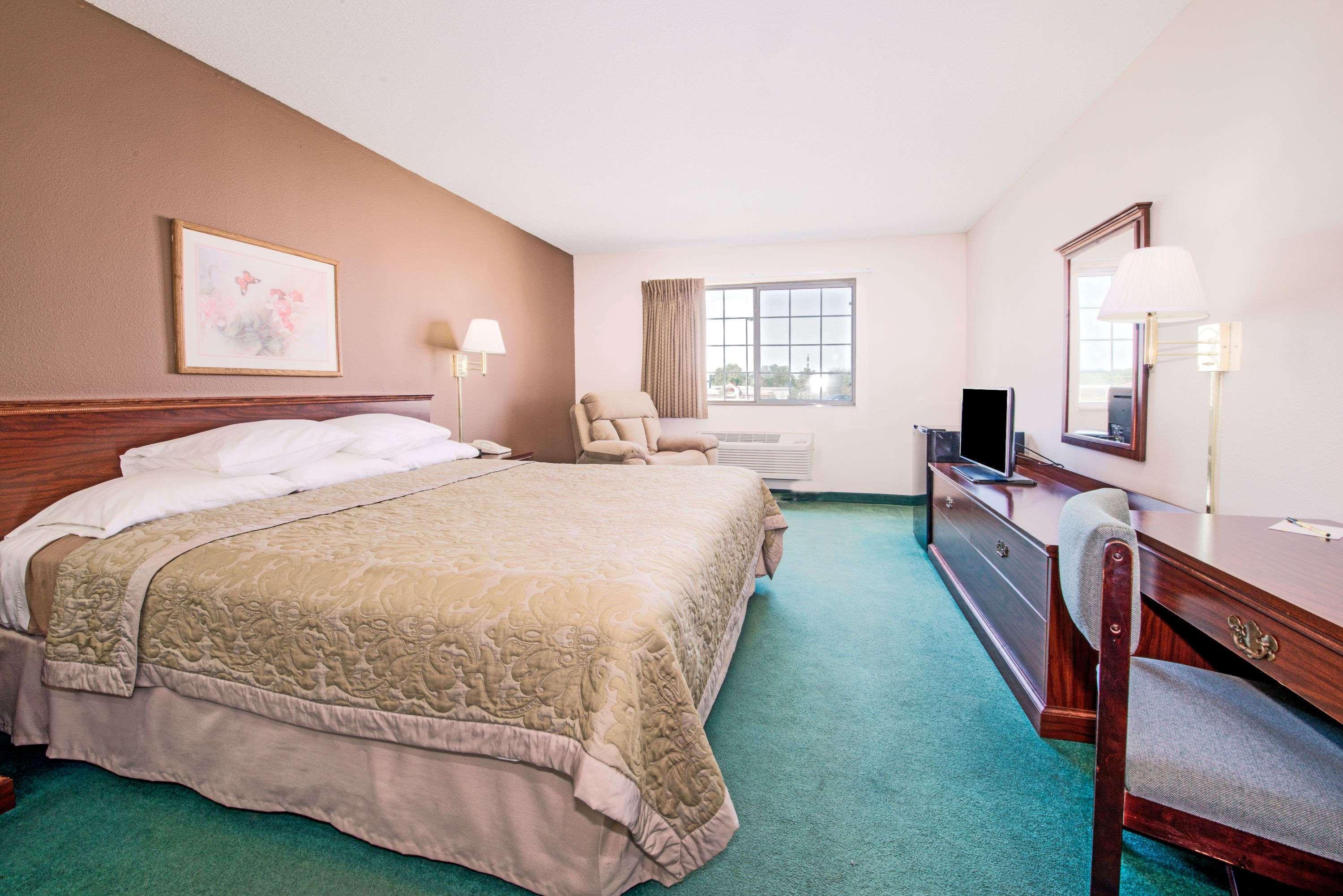 Super 8 By Wyndham Richmond Hotel Exterior photo