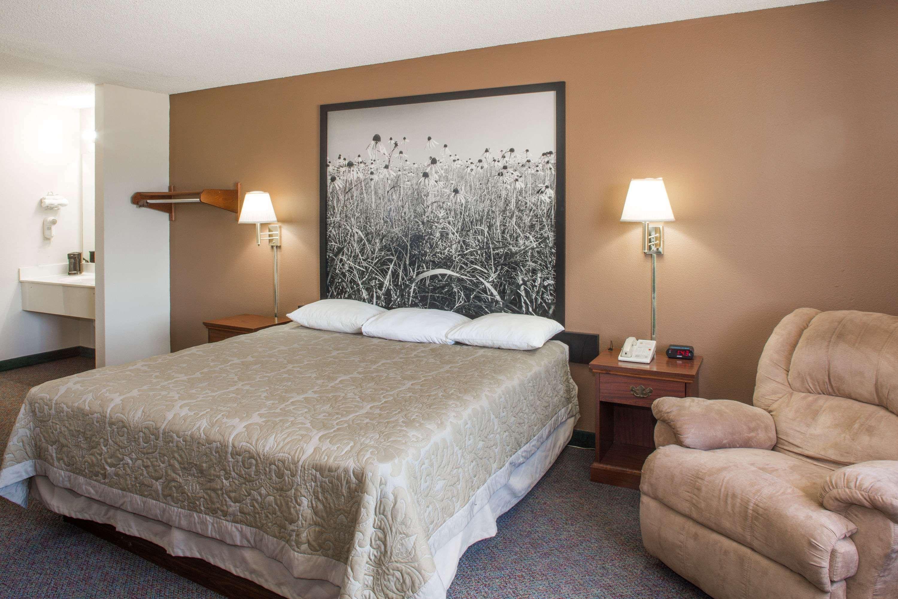 Super 8 By Wyndham Richmond Hotel Exterior photo