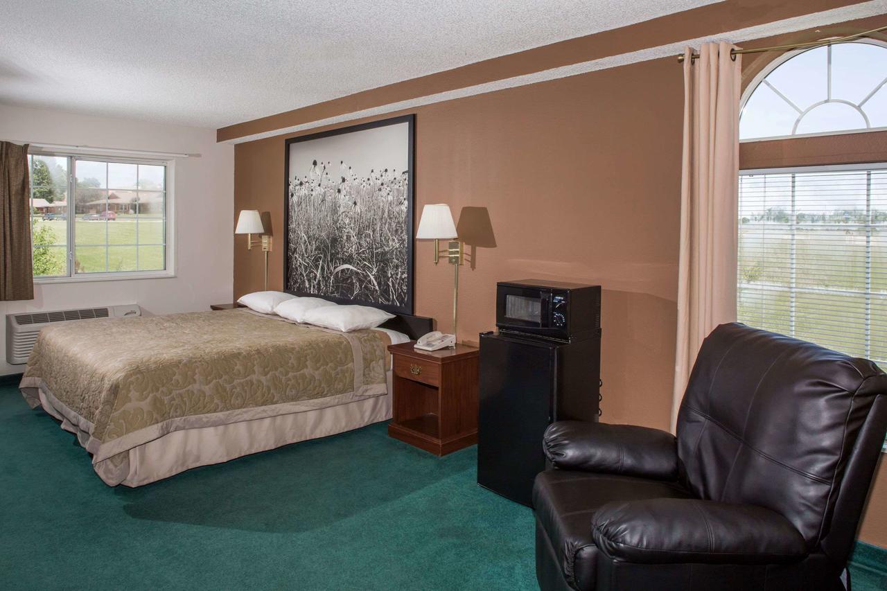 Super 8 By Wyndham Richmond Hotel Exterior photo