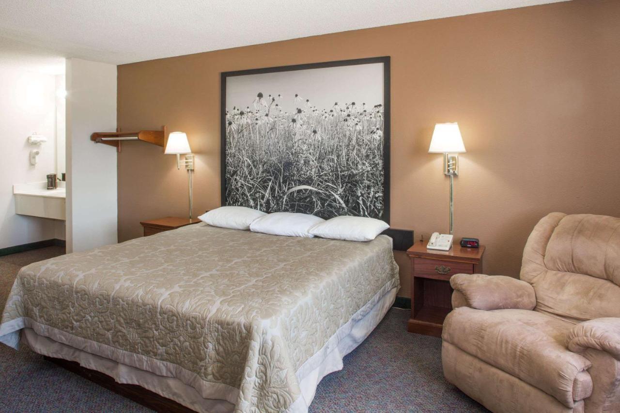 Super 8 By Wyndham Richmond Hotel Exterior photo