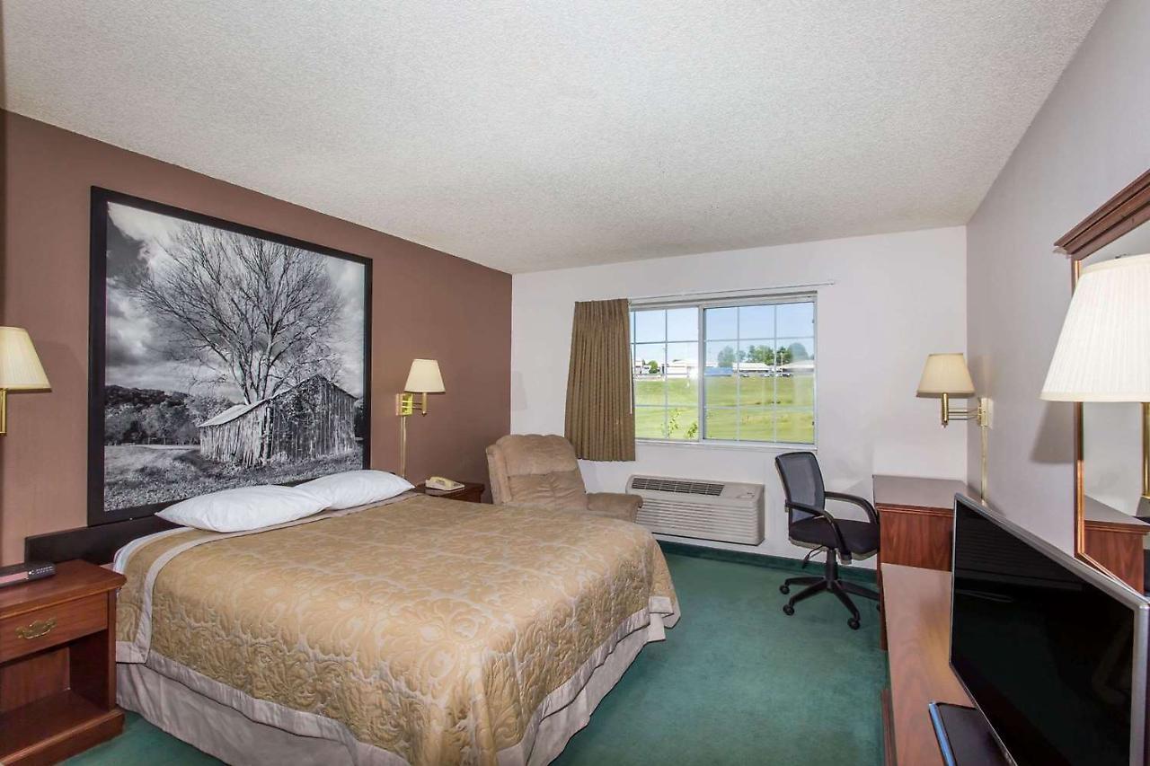 Super 8 By Wyndham Richmond Hotel Exterior photo